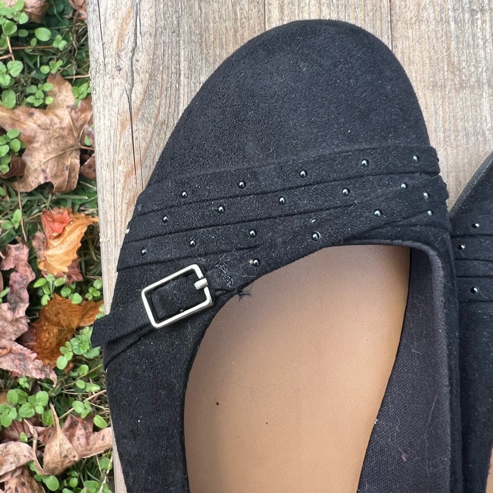 Elegant Black Women's Flats - Picture 2 of 3